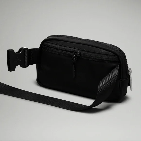 NWT lululemon 1L Black Belt Bag - Picture 4 of 6
